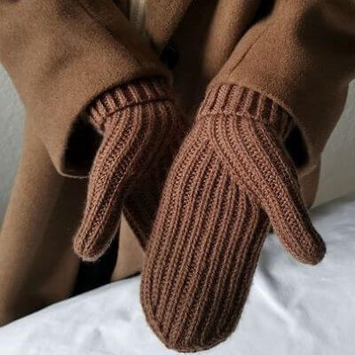 Knitted gloves
